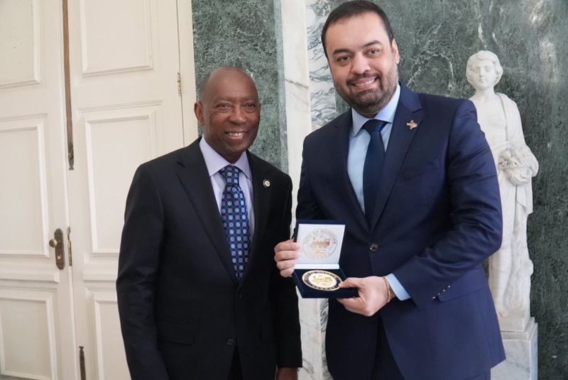 Mayor Turner presents Gov. Claudio Bomfim de Castro e Silva with a COH medallion
